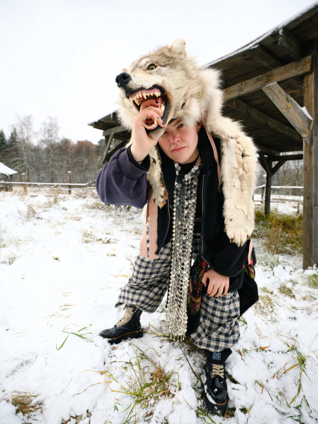 На Ирине: штаны Planta Rosa, обувь Dr. Martens, худи Protocol Index, украшение винтаж