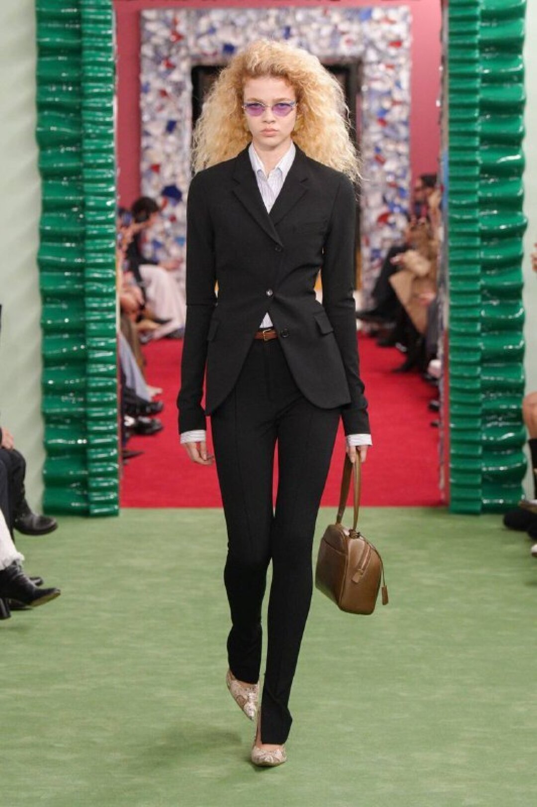 Главное, чтобы костюмчик сидел облегал