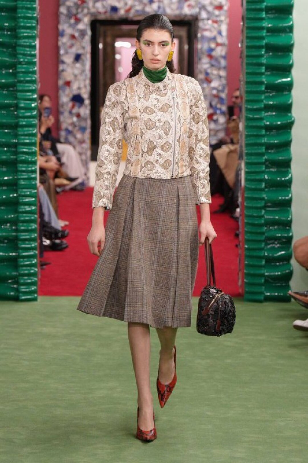 Практикуемся в принт-комбинаторике и миксуем змеиную кожанку с клетчатой юбкой