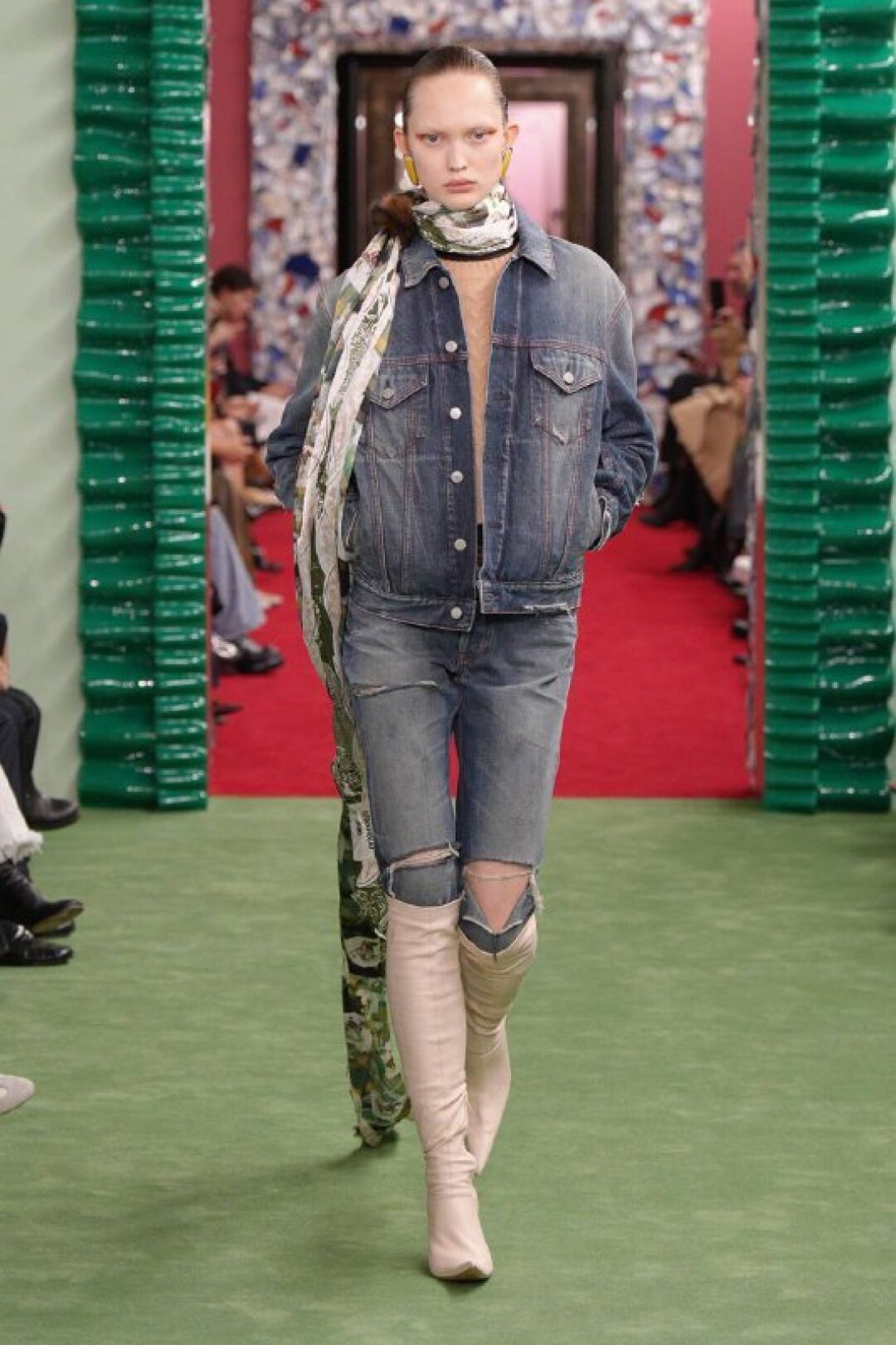 Российская модель и подопечная агенства Avant Вика Вирс в потертом тотал-деним-луке и остроносых нюд-сапогах