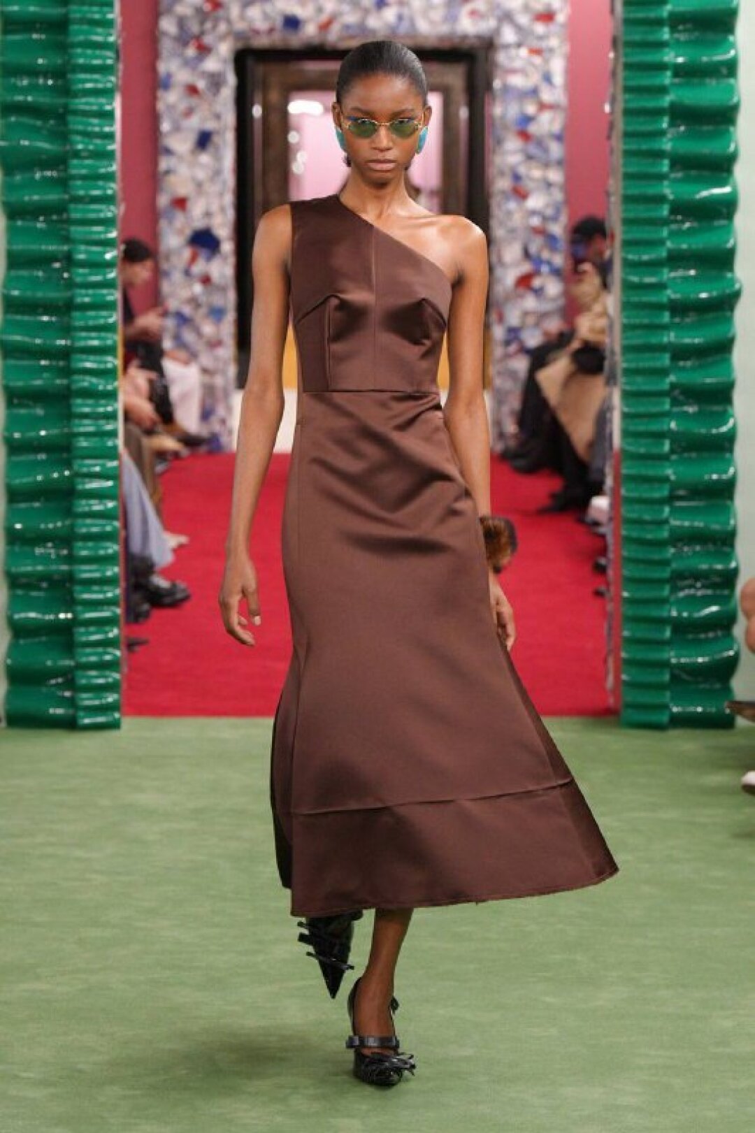 Нетривиальный способ отработать тренд на мех — пушистый браслет с показа Acne Studios (пригодится для монохромных луков с использованием разных