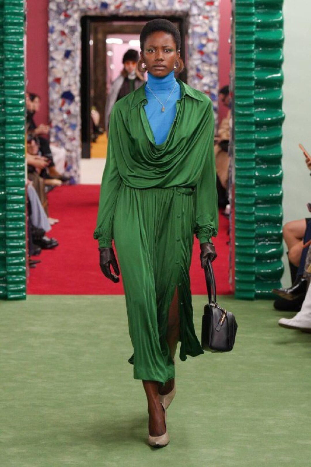 Важнейший айтем осенне-зимнего сезона — водолазка. Носим ее под платьями, рубашками, джемперами и вообще всем