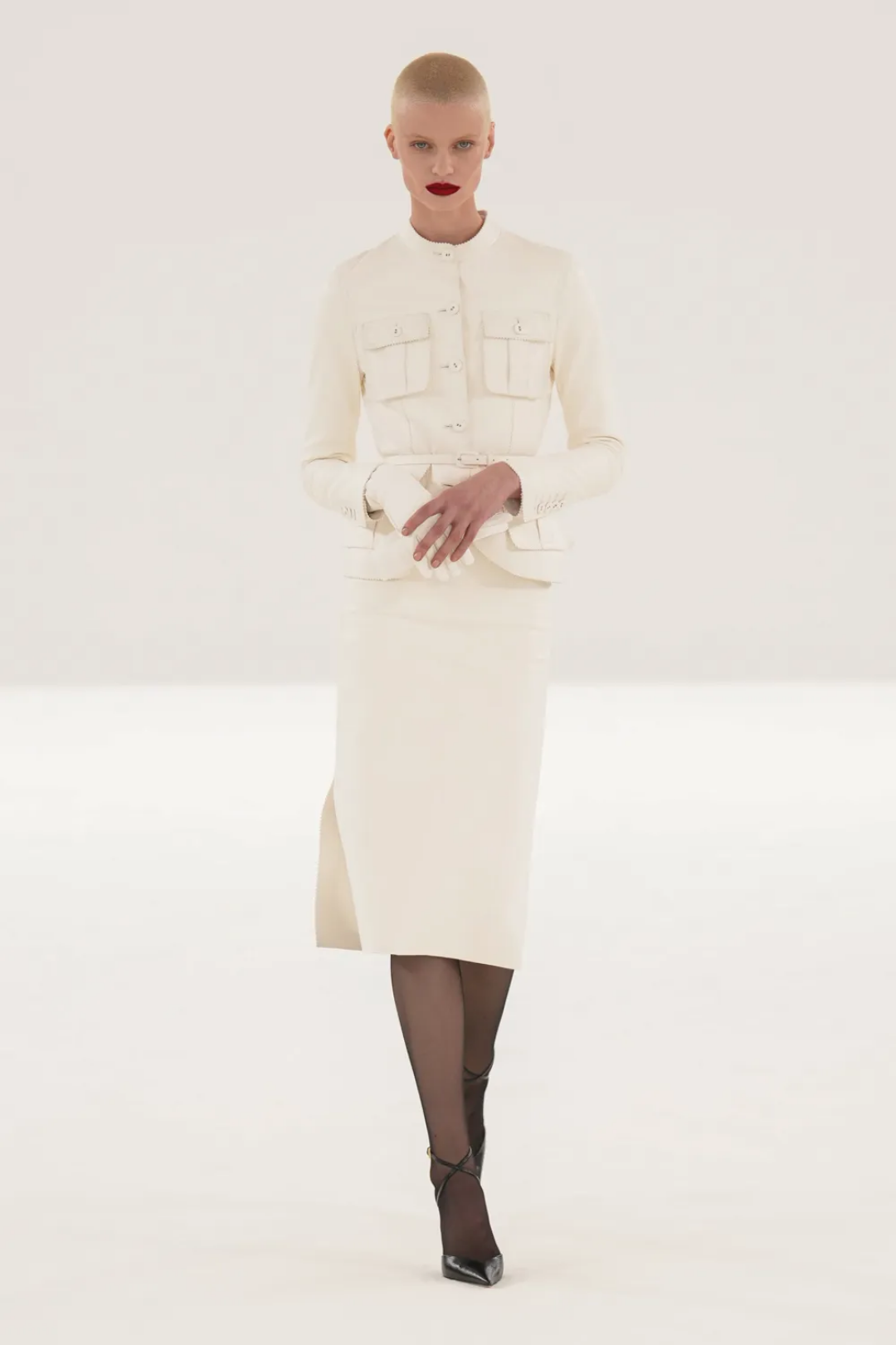 В лабораторных фэщн-условиях Хайдер Акерманн являет нам гибрид сафари-шика и офискора — получается белоснежный карго-жакет. И важно — носим перчатку