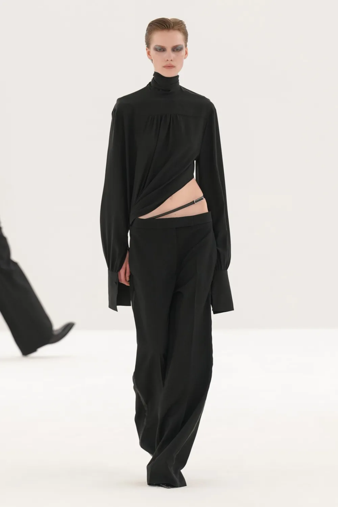 Стайлинг-трюк — носим тонкий ремень в роли акцентного колье на поясе