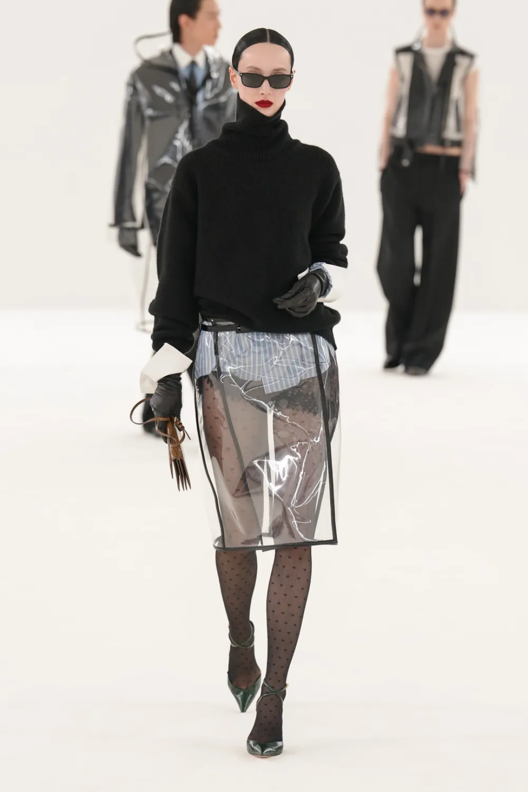 Мастхэв — прозрачная виниловая юбка-карандаш