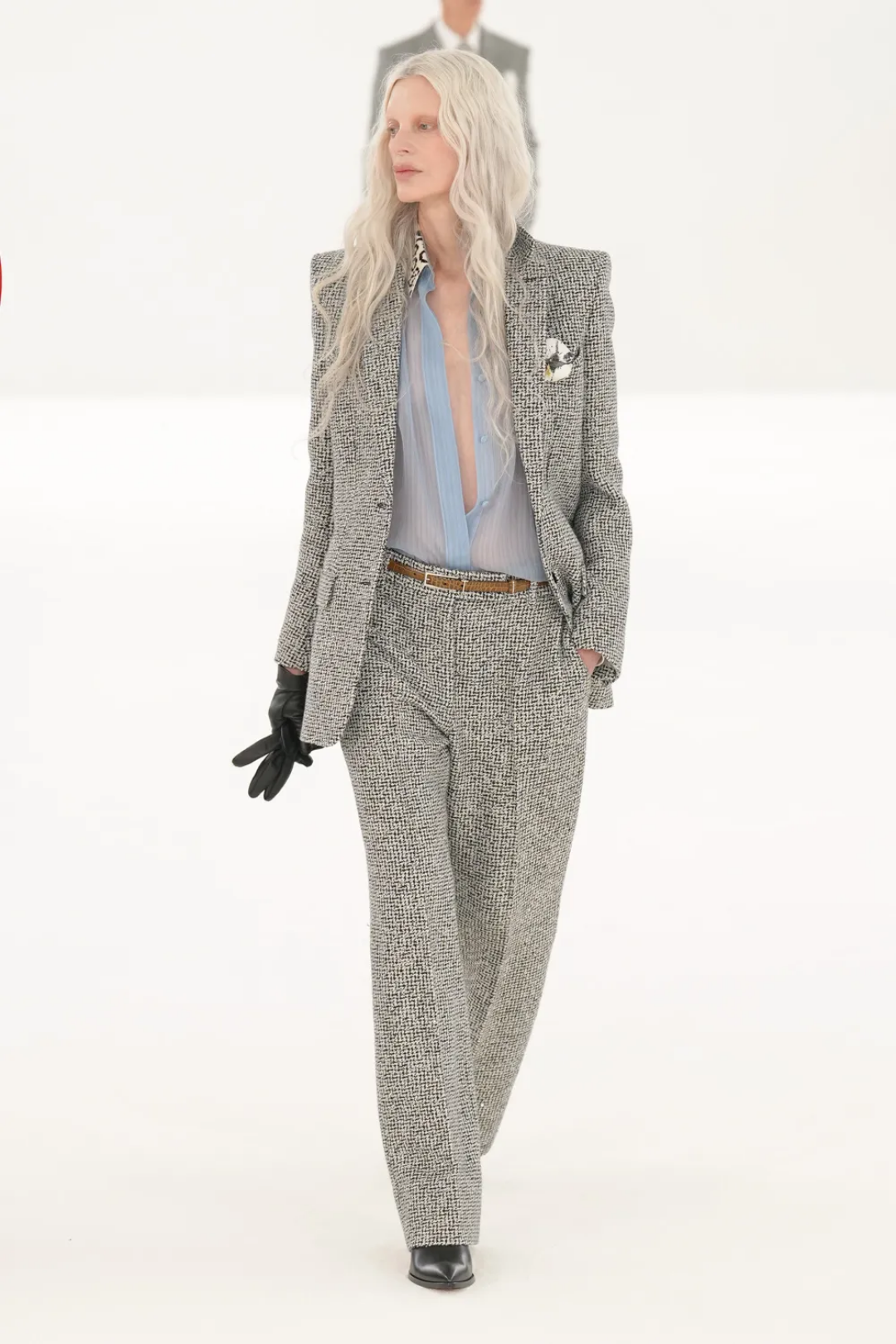 Супермодель Кристен Макменами провозглашает прайм эру flowercore-бутоньерок