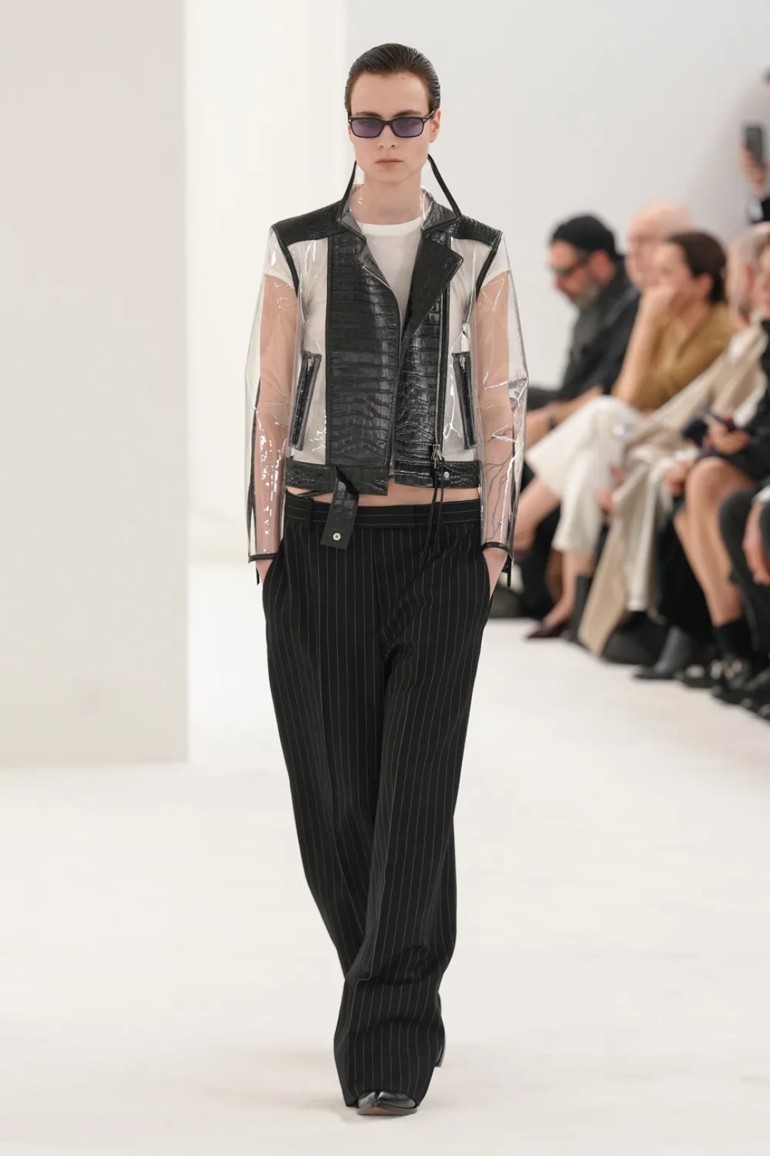 Лук на утреннюю планерку 2004 года того самого олдфага, молодость которого выпала на нефтяные нулевые с послевкусием порнстар мартини и блесток на