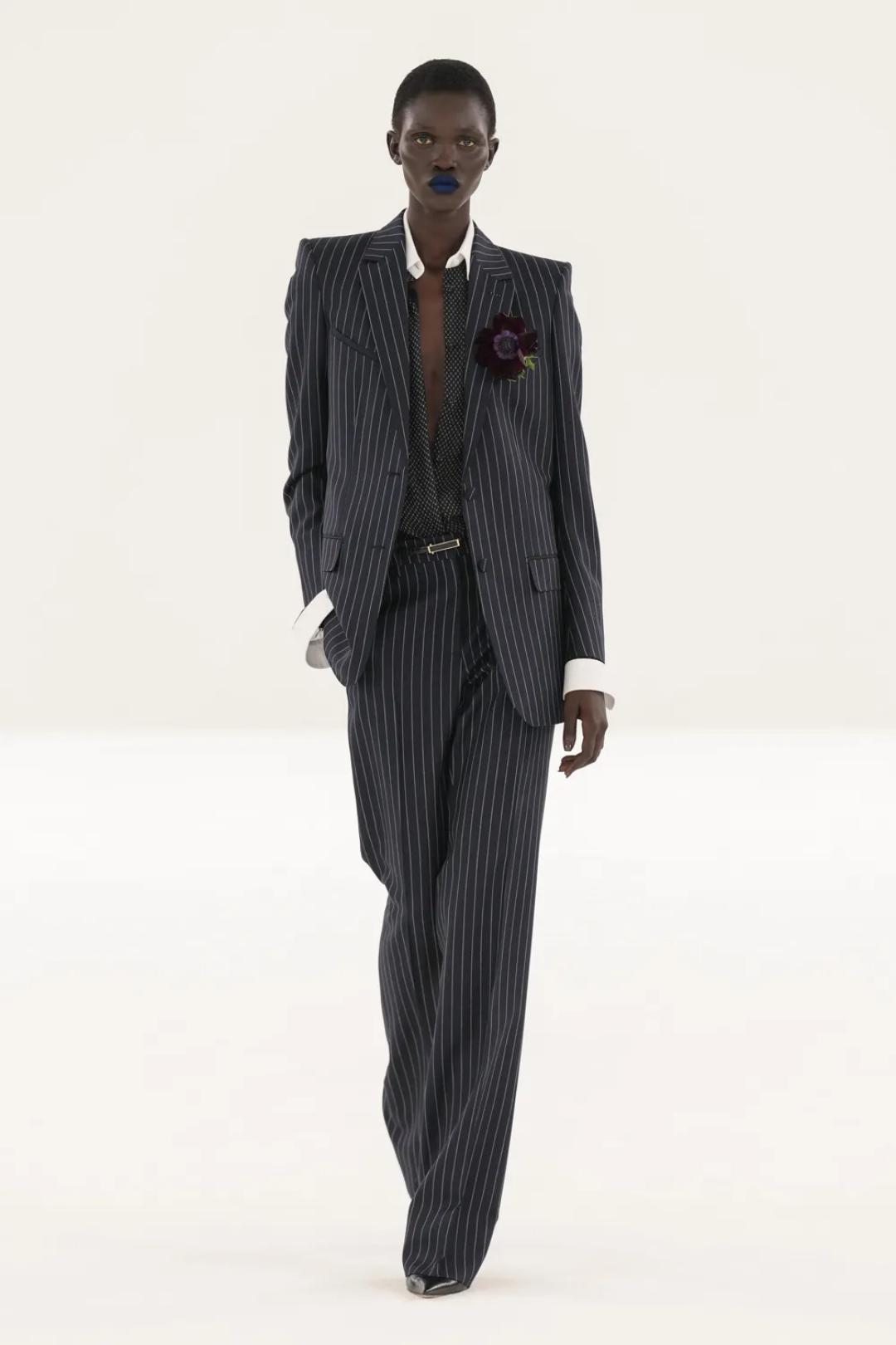 Это комбо: пинстрайп-смокинг + polka dot рубашка + фиолетовая суккуб-помада