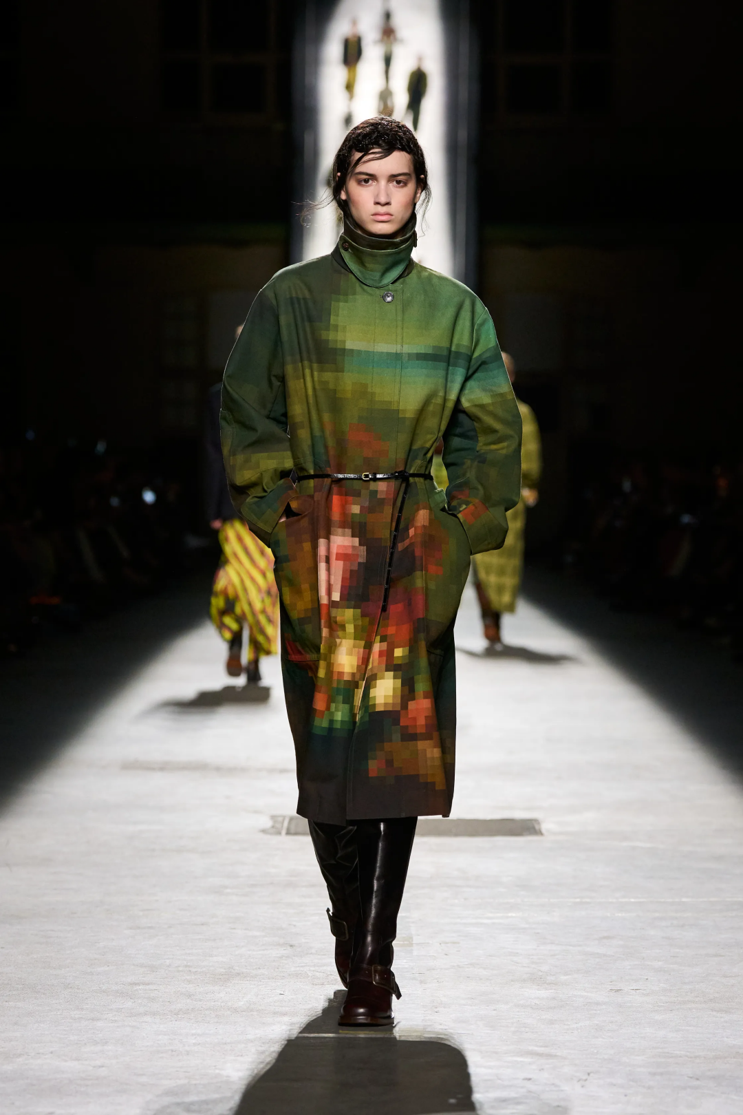 По примеру коллекции весна-лето 2015 года Клаузнер пикселизирует цветочные принты (подиумный совриск-пуантилизм!)