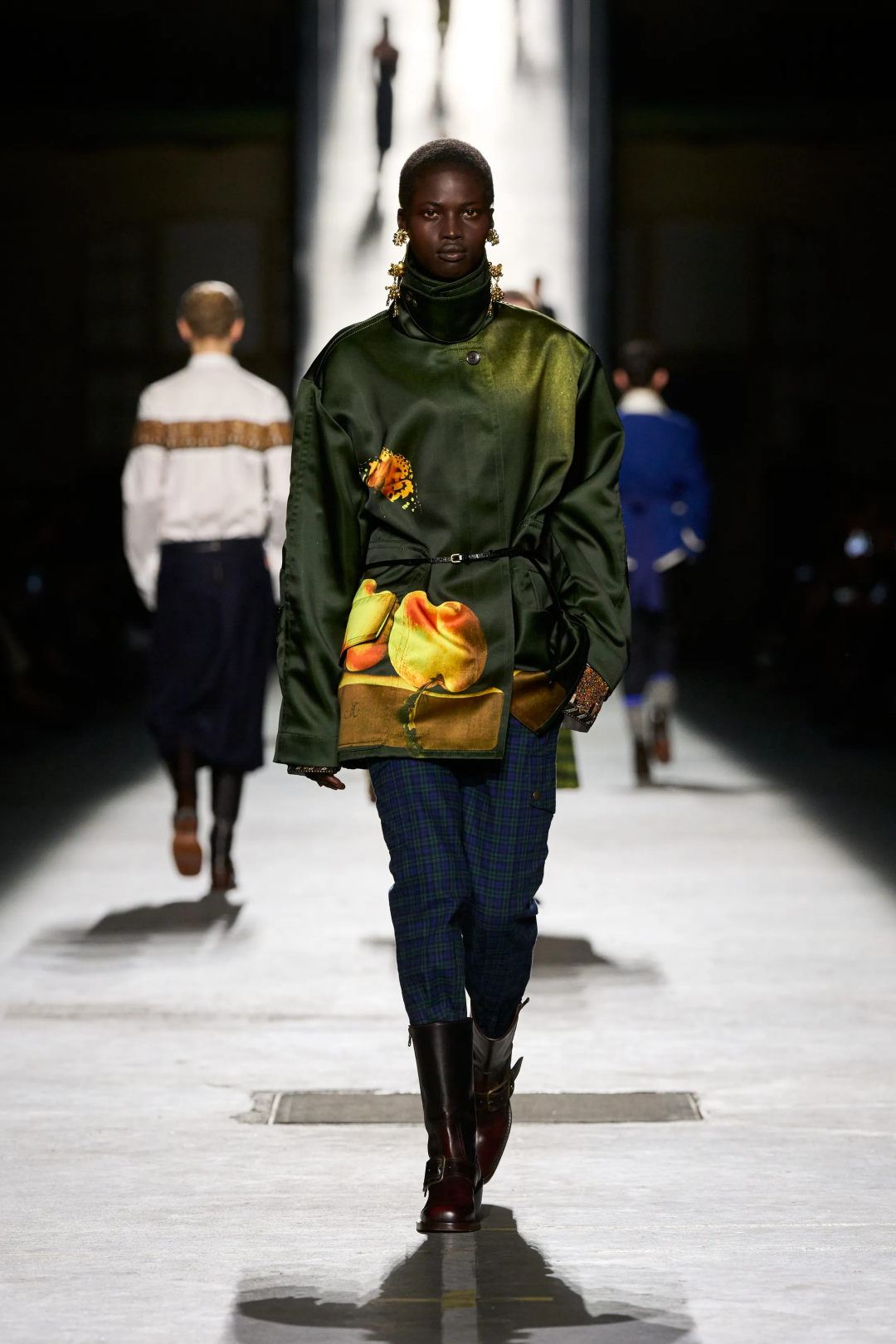 Парадный плащ украшен фэшн-репродукцией натюрморта «Три персика на каменной столешнице и бабочка» (1693-1695 гг.) нидерландского живописца Адриана