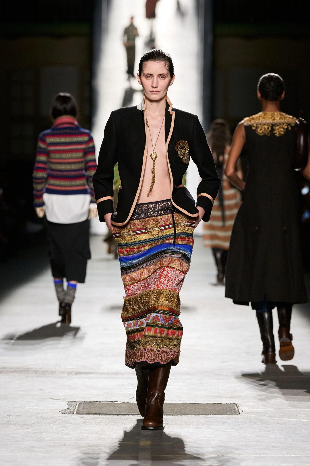 Гранд-тренд Недели моды в Париже (сначала у Saint Laurent и Tom Ford, а теперь у Dries Van Noten!) — жакет на голое тело (в идеале — с акцентным колье