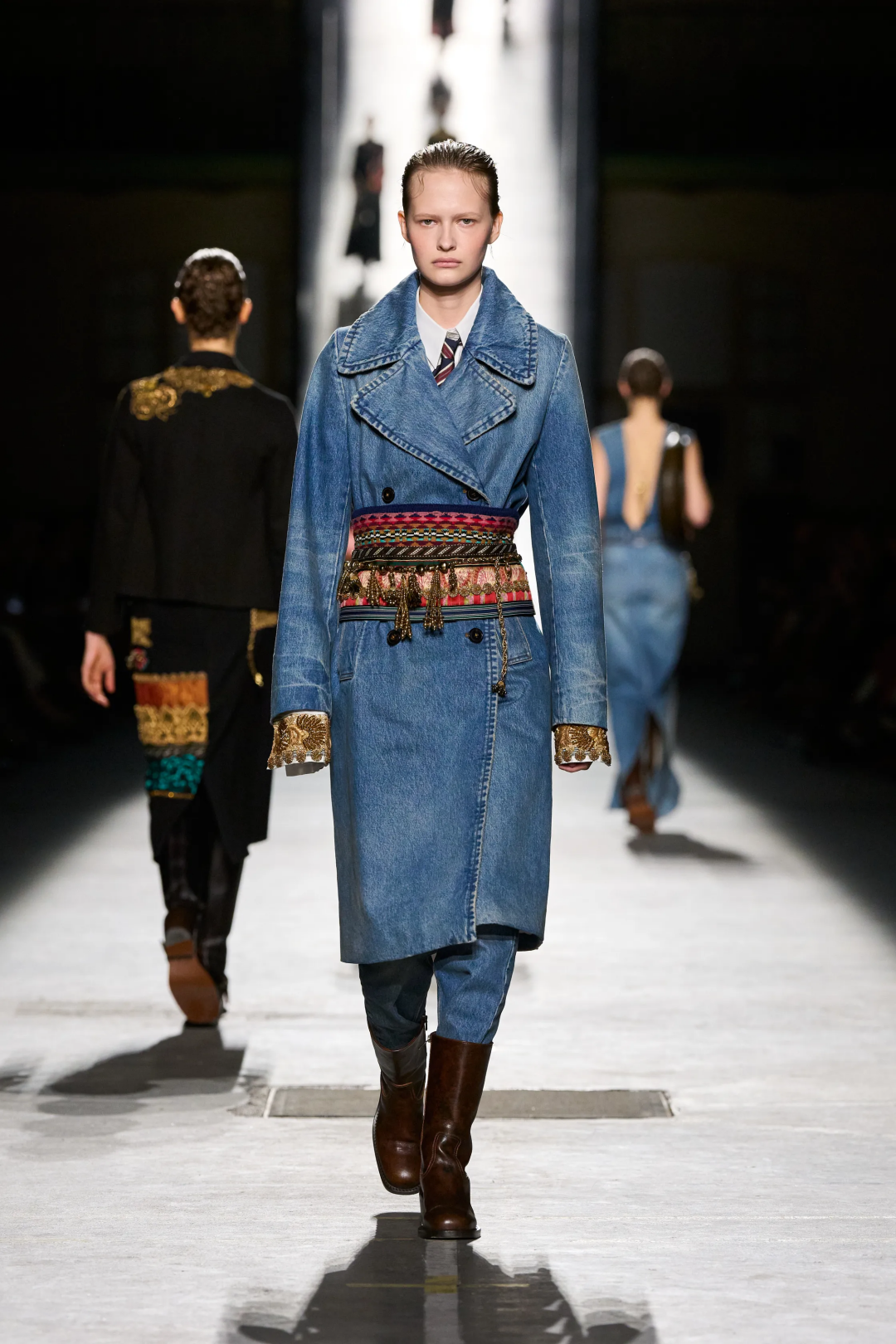 Джулиан Клаузнер настаивает на важности акцентных поясов-кушаков в гардеробе