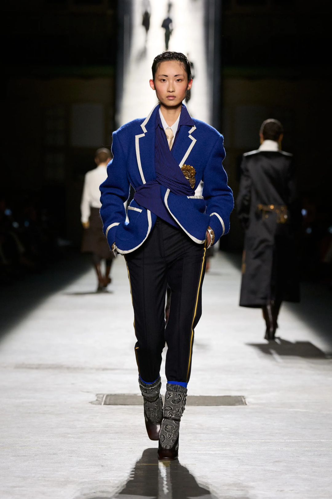 Хитрозавязанный на спине преппи-жакет кобальтового оттенка отсылает к блейзеру из коллекции осень-зима 2016 года