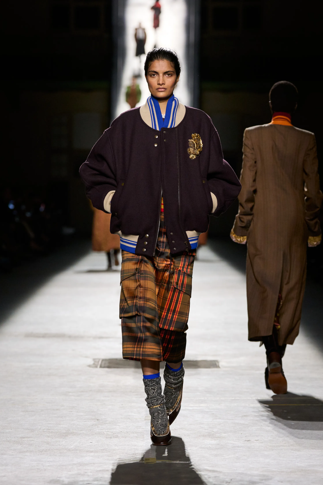 Это комбо: преппи-бомбер + клетчатый низ