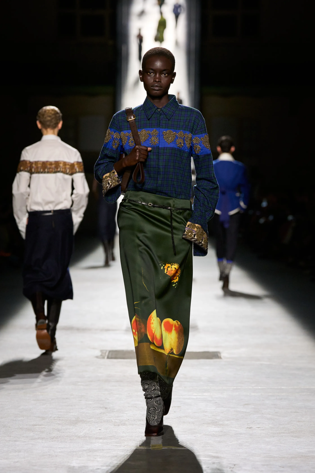 Снова «Три персика на каменной столешнице и бабочка» Адриана Корте