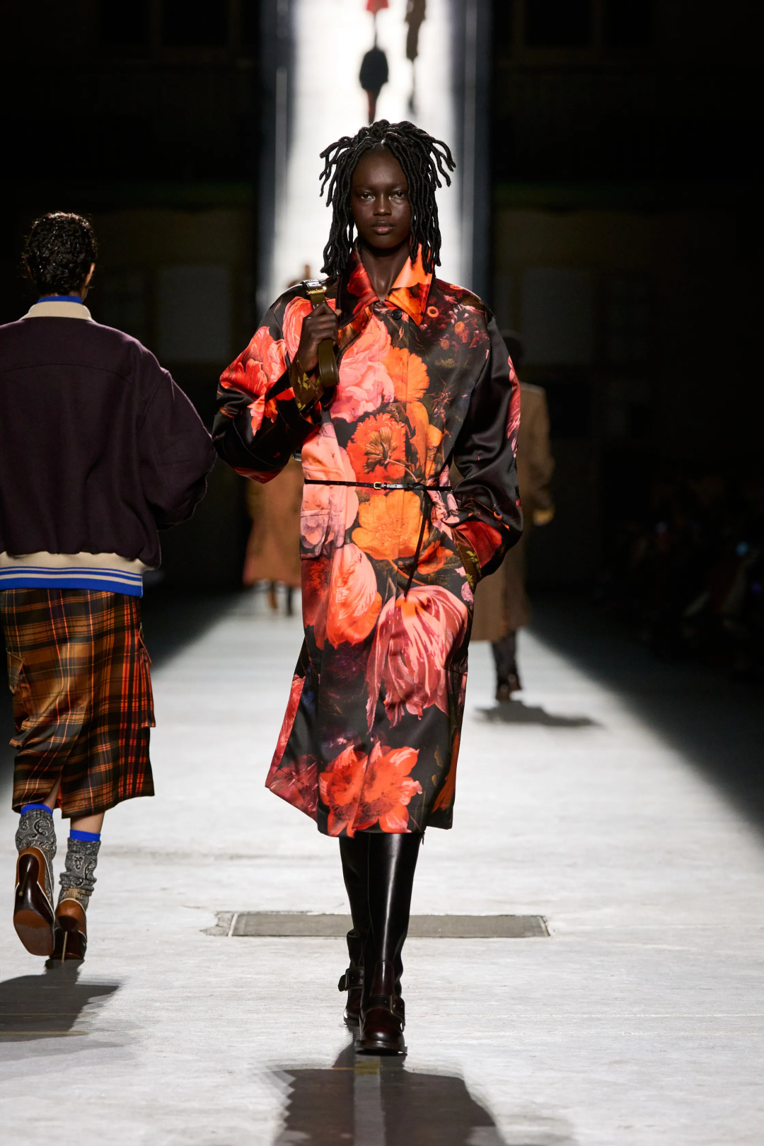 Тоже мегатренд Недели моды в Париже — подпоясываем плащи и пальто сверхтонким черным поясом