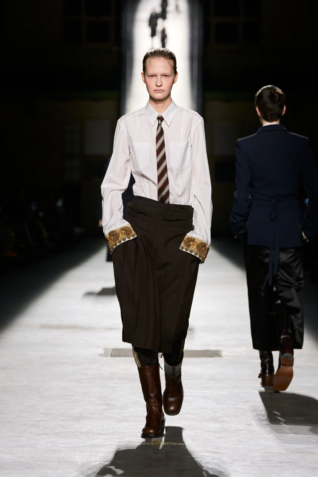 Не можем развидеть рубашку, украшенную удлиненными манжетами с вышивкой, — теперь хотим носить только такие