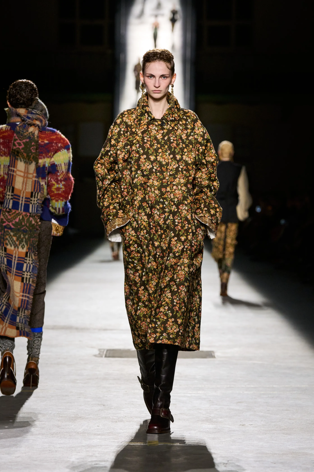 Российская модель Дарина Яндушева учит носить бабулин гобелен в роли остромодного мидакси-пальто (вместе с могучими сапогами и массивными серьгами