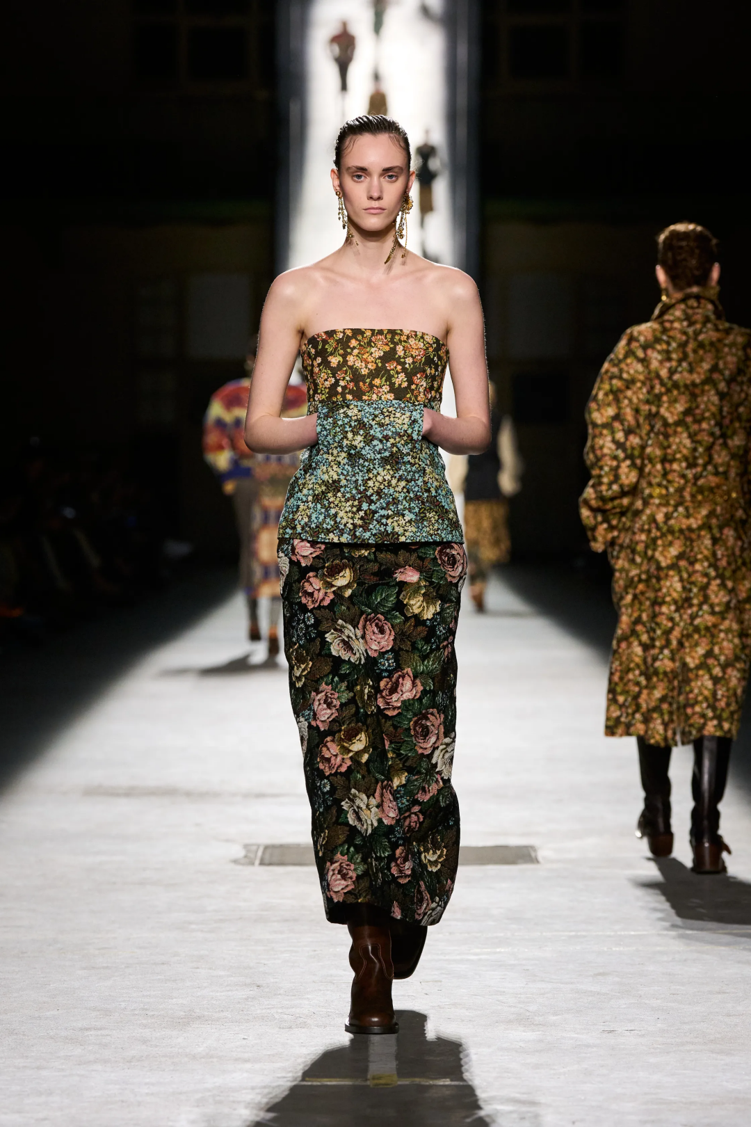 Российская модель Юля Лукша тоже доказывает, что через полгода расписной корсет с муфтой станет нашим базовым фэшн-минимумом