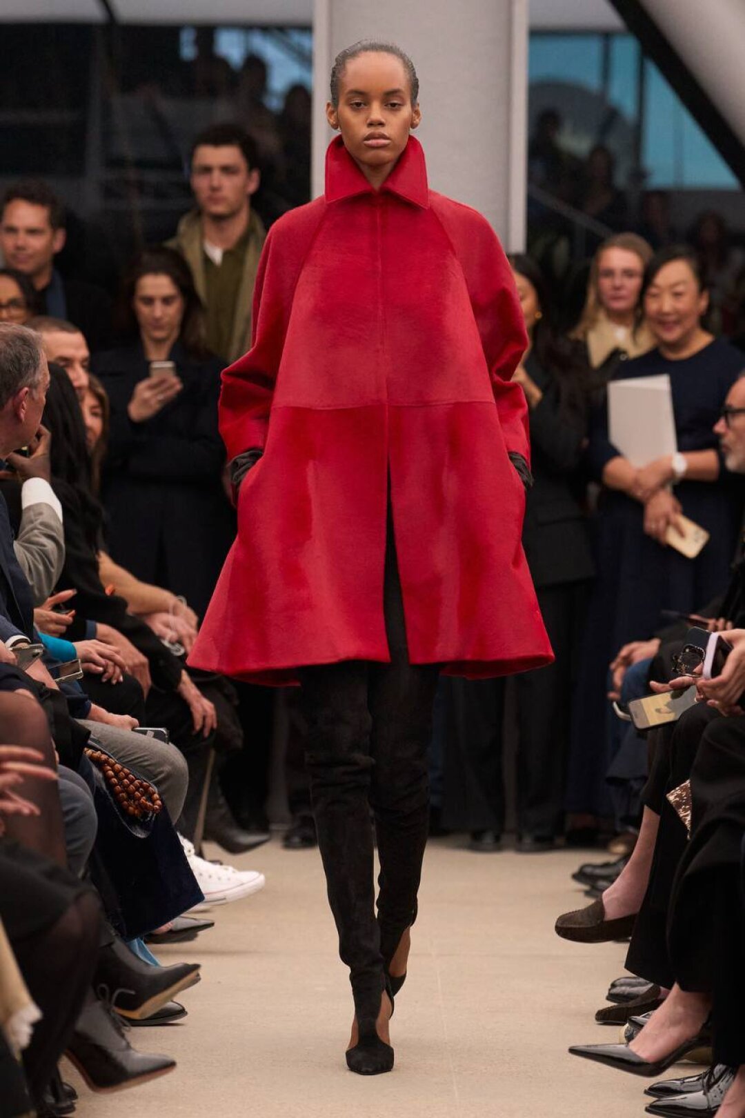 Пальто-колокол — фэшн-отсылка к весенне-летнему сезону 2022 года (тогда худрук сочинил кожаные мини-платья А-силуэта!)