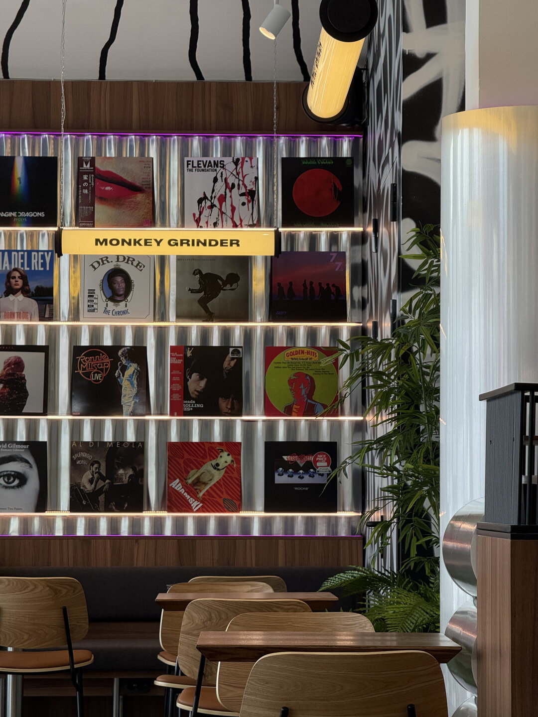 Виниловая стена в Monkey Grinder