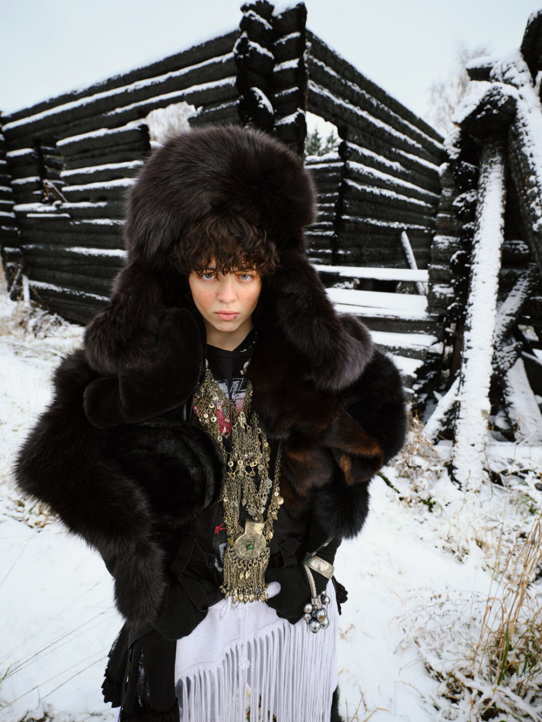 На Адель: ушанка и шуба Евгения Коен (@koen_evgenia), перчатки Befree, украшения винтаж, штаны Abra