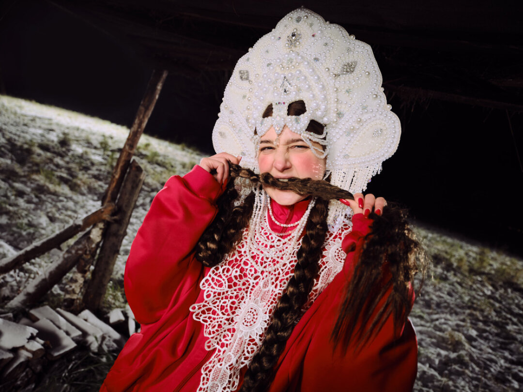 На Анастасии: кокошник русский народный, спортивный костюм Doublet, кружевная накидка винтаж