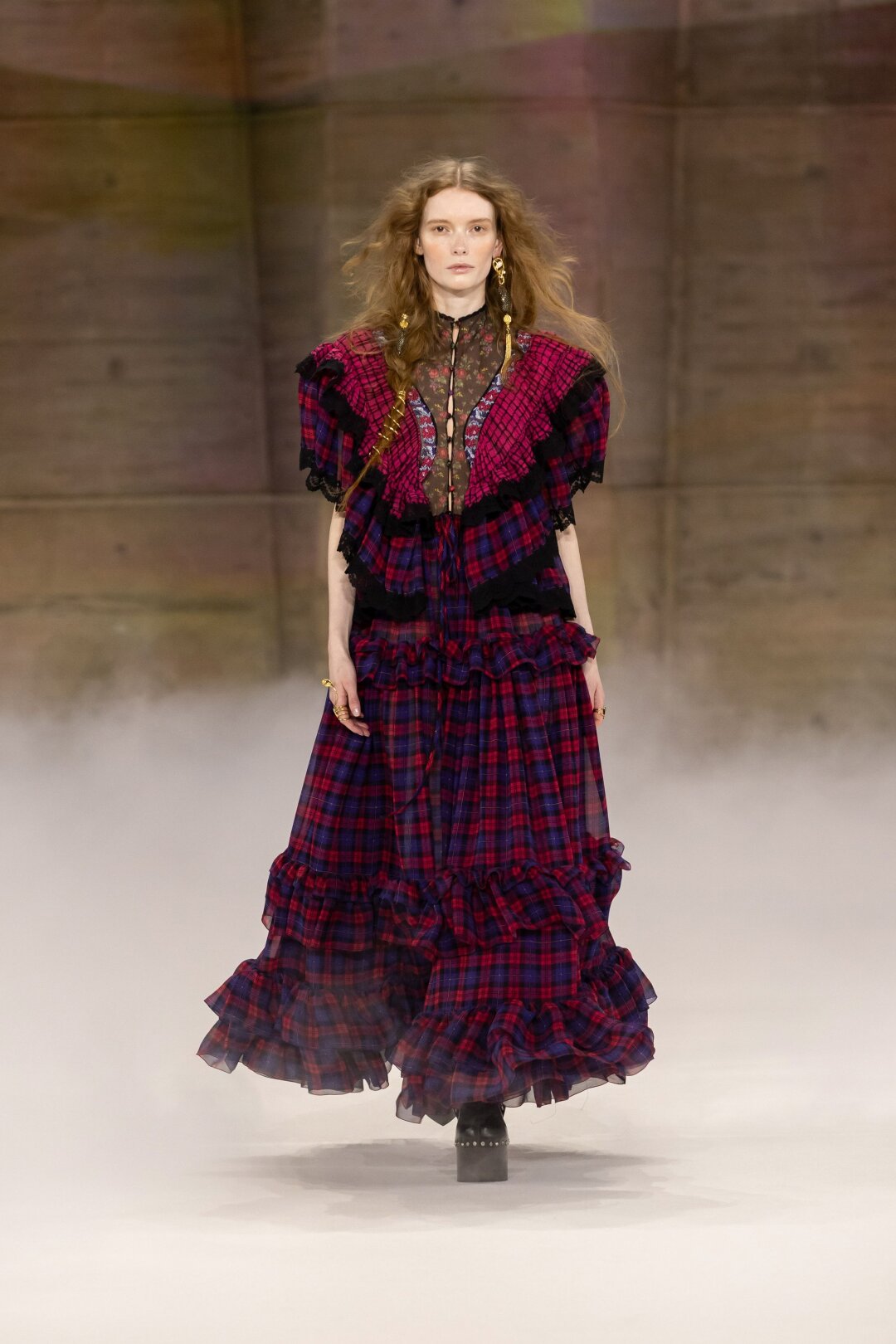 Это комбо: ажурный сарафан в этноклетку + клоги