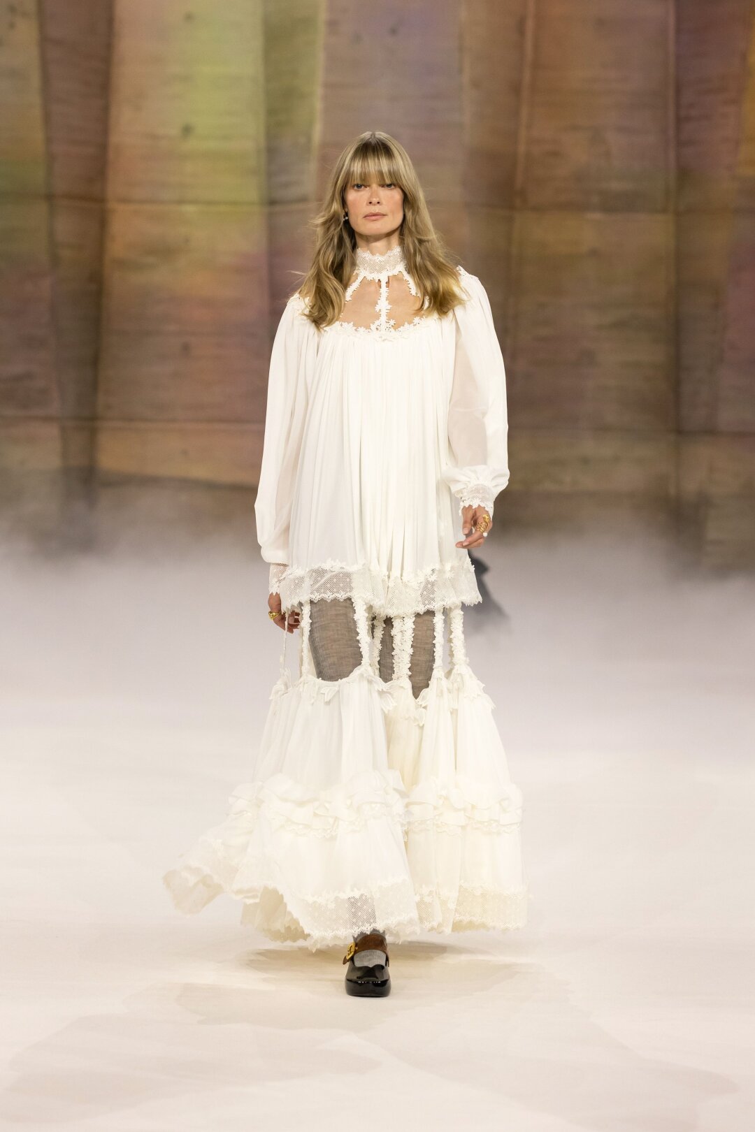 Немецкая легенда супермоделинга Джулия Штегнер на подиуме Chloé FW'26