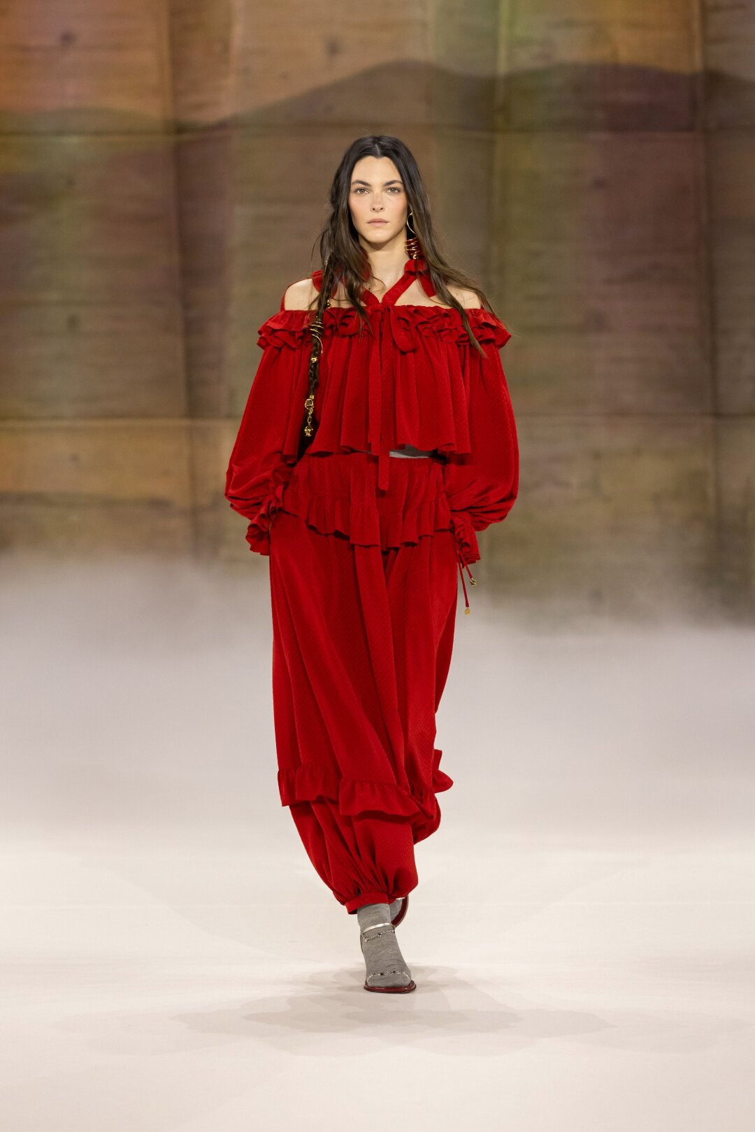 Супермодель Виттория Черетти хранит фэшн-верность красному цвету и силуэтам с открытой линией плеч