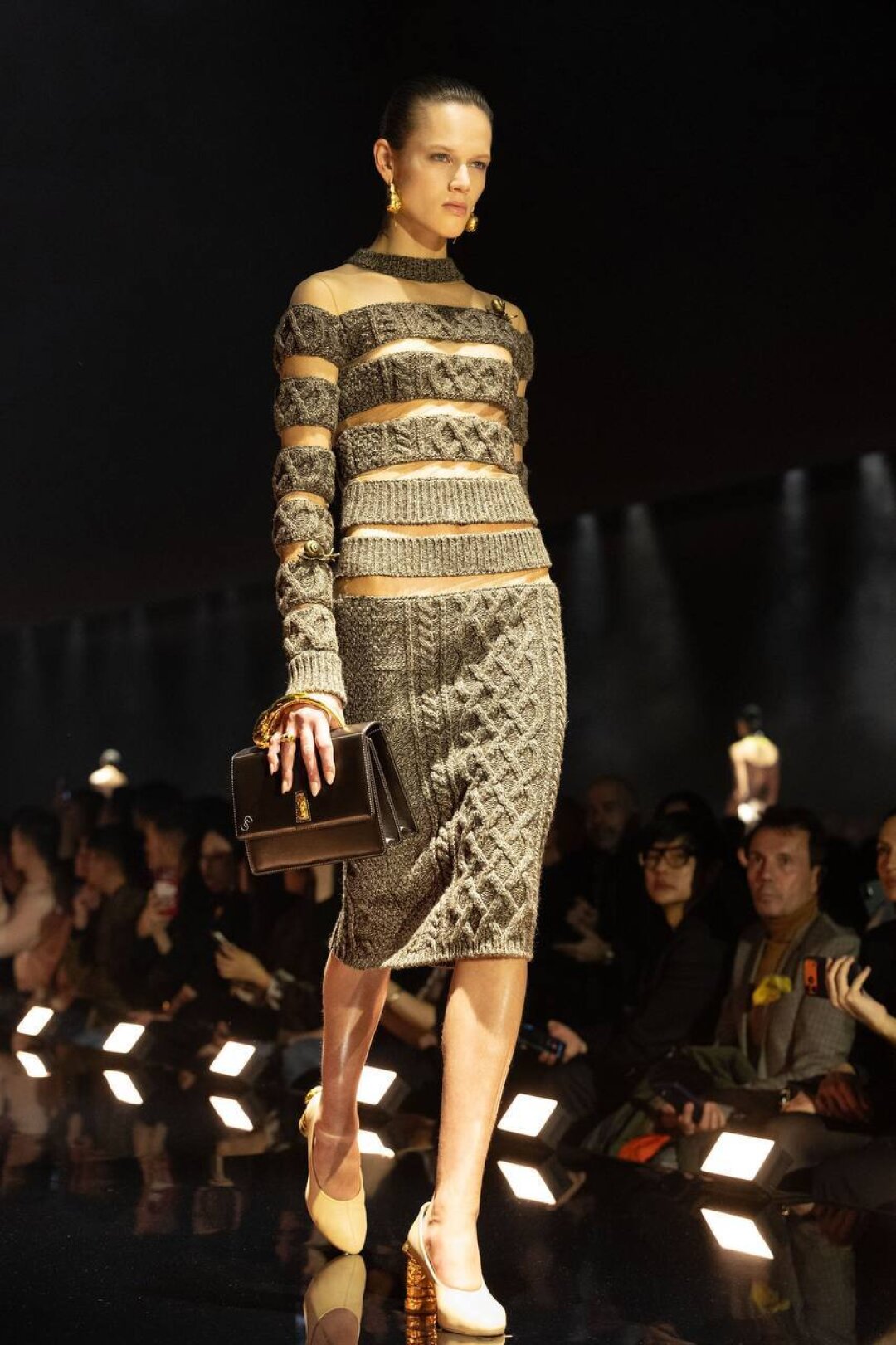 Дэниел Розберри сочинил платье из микса плотного трикотажа и прозрачного шифона