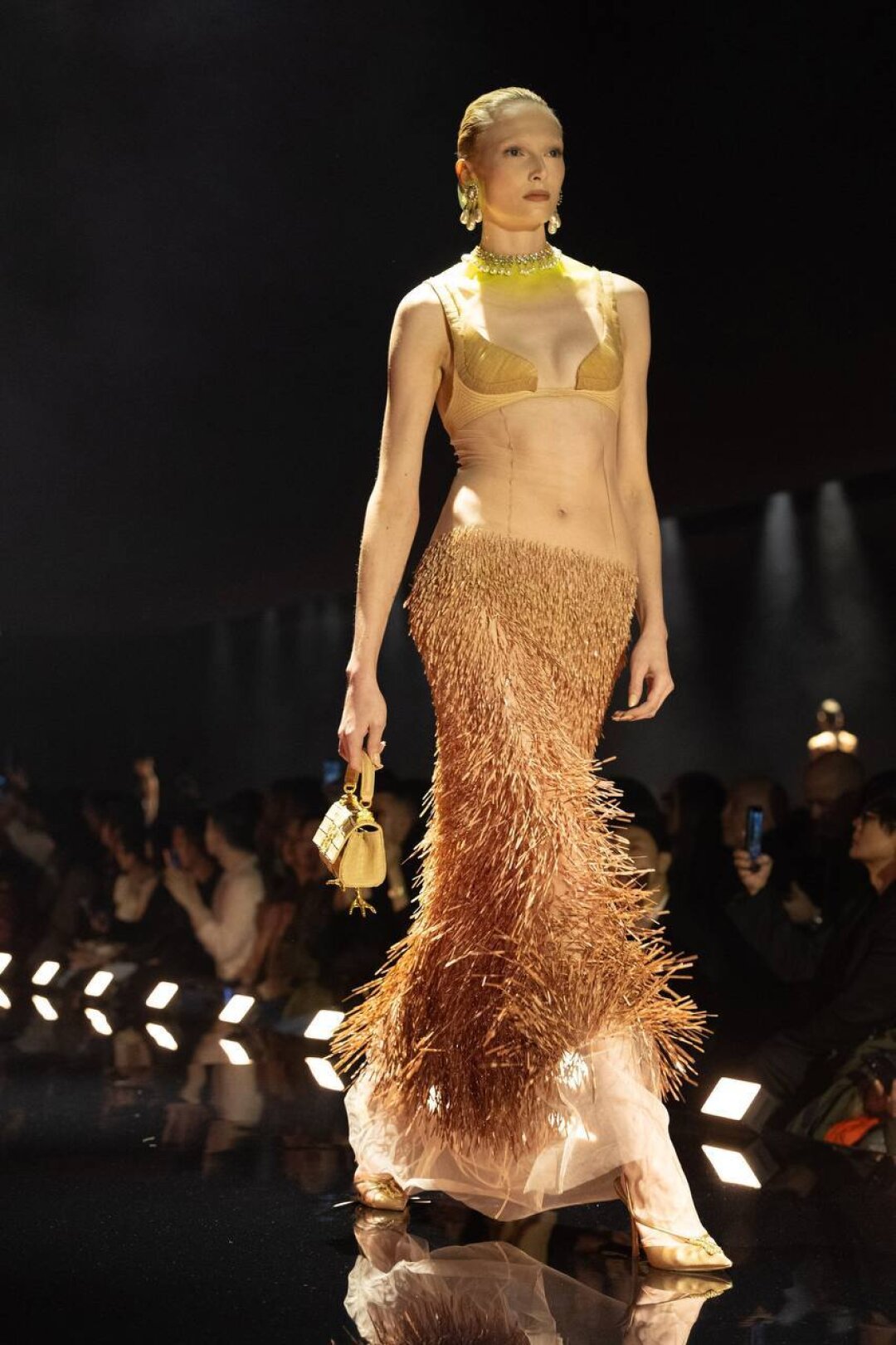 Еще одно противоречие на подиуме Schiaparelli: платье, которое издалека выглядит как сет из бельевого бра и шелестящей юбки (первой примерила модель