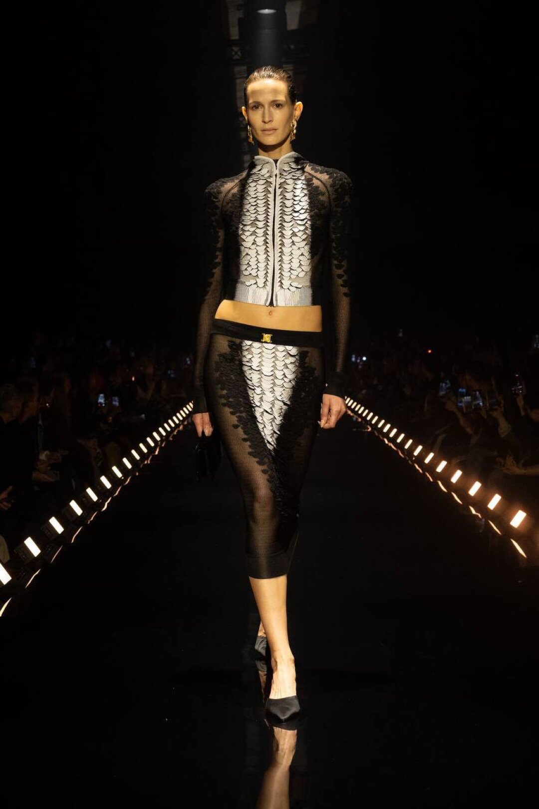 Во время работы над коллекцией креативный директор размышлял о противоречиях, в том числе сочетании человеческого и животного: так, на некоторых