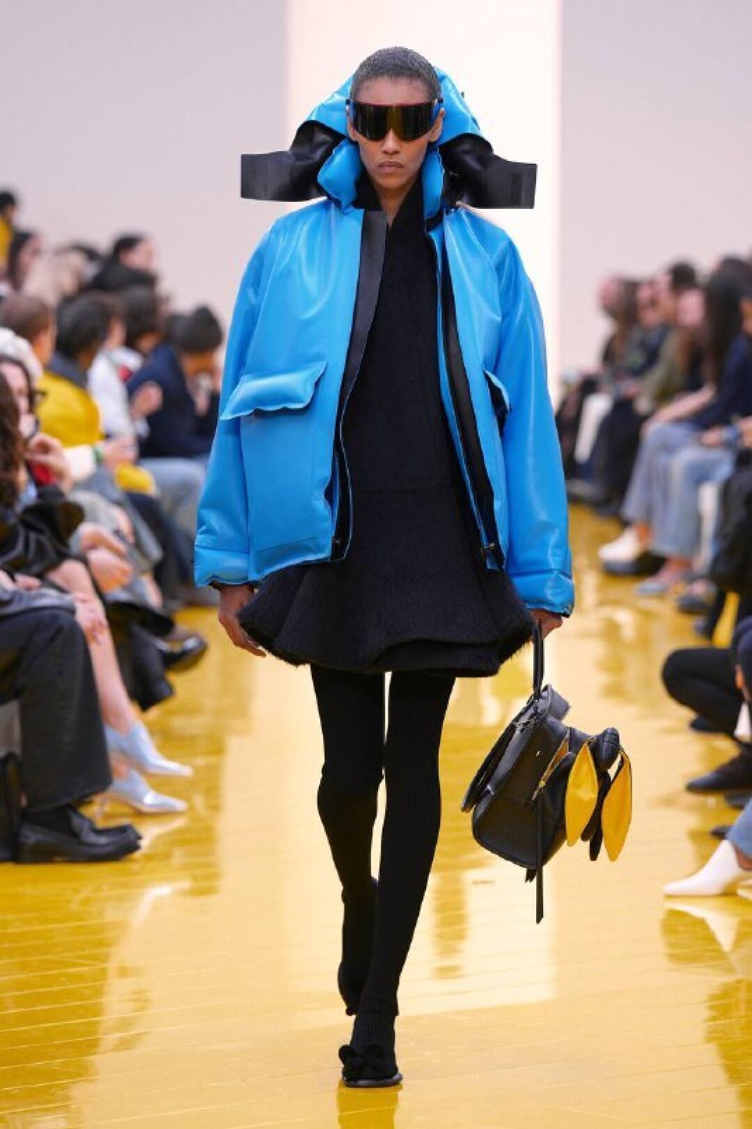 Насчет Эвереста не уверены, но дутые куртки и горнолыжные маски следующей зимой носить точно будем