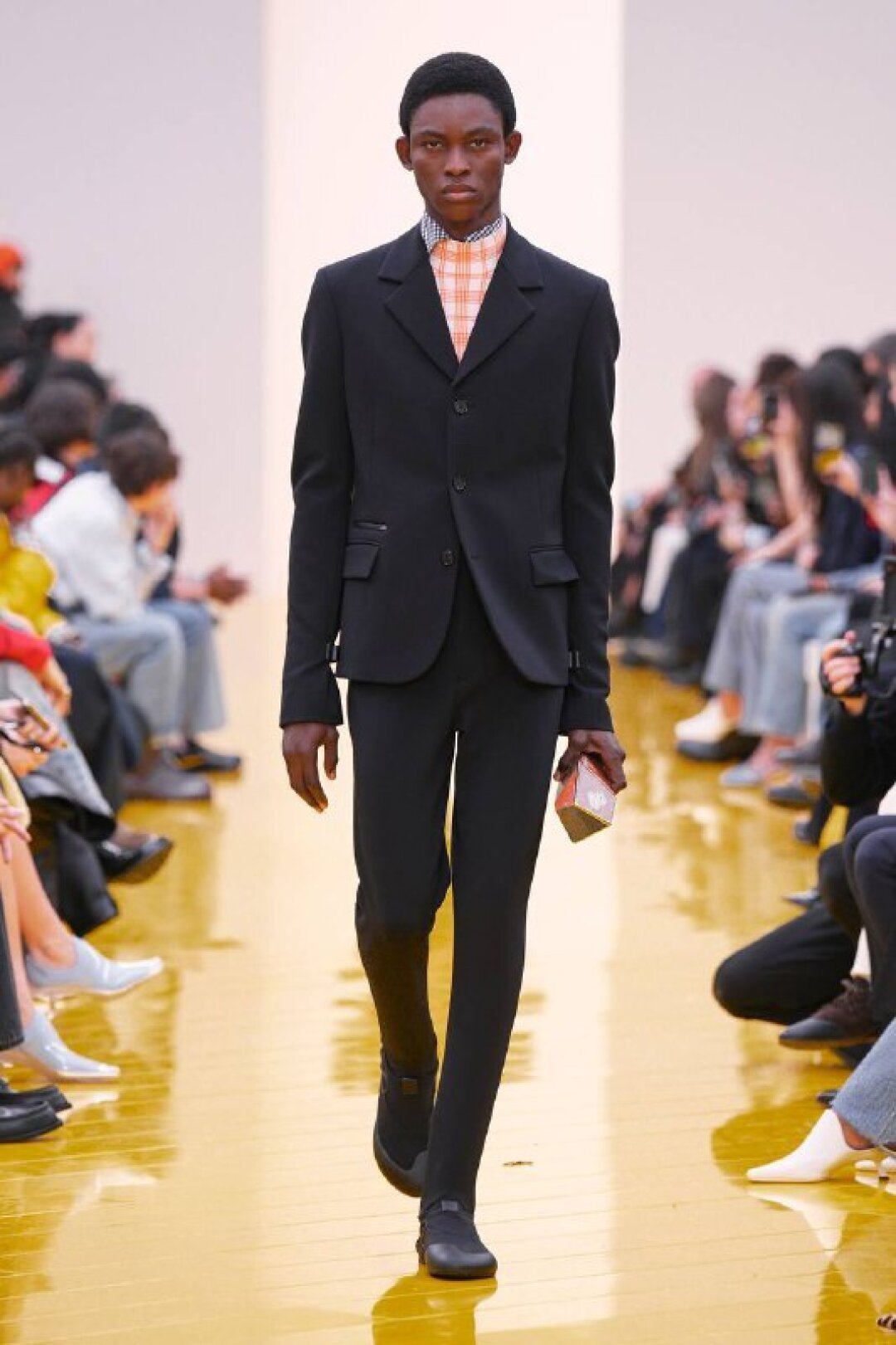 Запоминаем стайлинг-трюк: надеваем яркий тартан-джемпер поверх не менее пестрой рубашки с клеткой виши и успокаиваем комбо с помощью по-селиновски