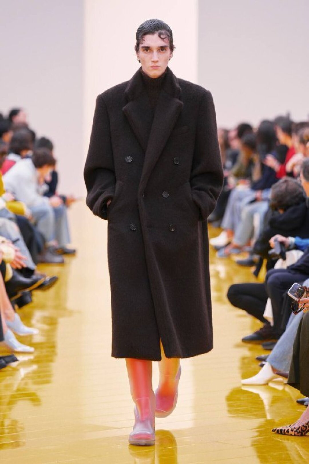 Без резиновой обувь следующей осенью никуда: будем носить непромокаемые галоши и сапоги даже с маскулинными оверсайз-пальто (лайфхак: покупайте