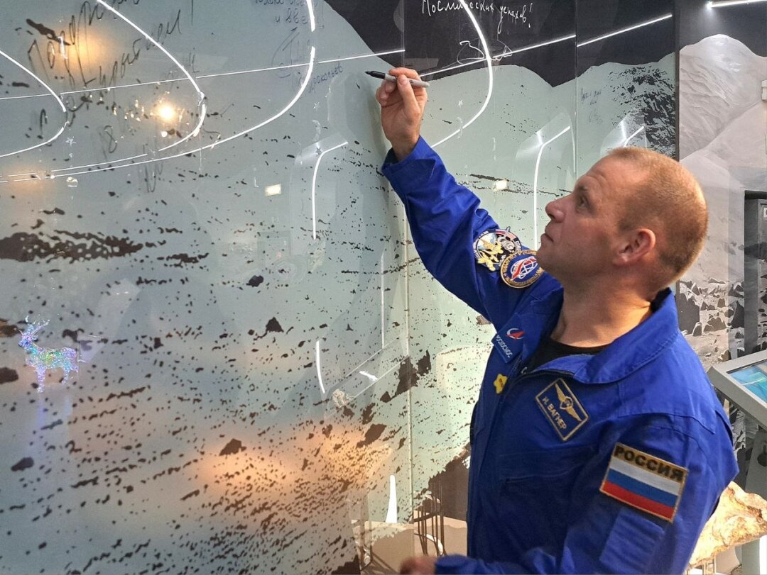 Иван Вагнер оставляет памятную надпись в Нижегородском планетарии