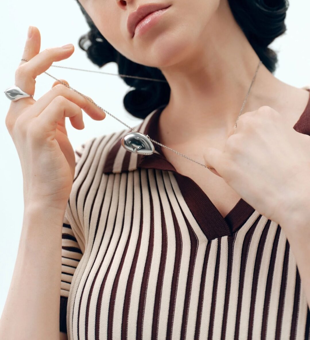 Кулон-зеркало Qari Qris, 33 000 руб.