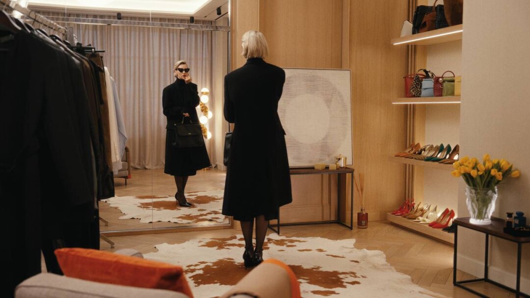 Вильма Кутавичюте спешит на важный бизнес-зум в юбке и водолазке MVST, дополненных серьгами MERCURY, лодочками ALAÏA, сумкой и ремнем DOLCE & GABBANA