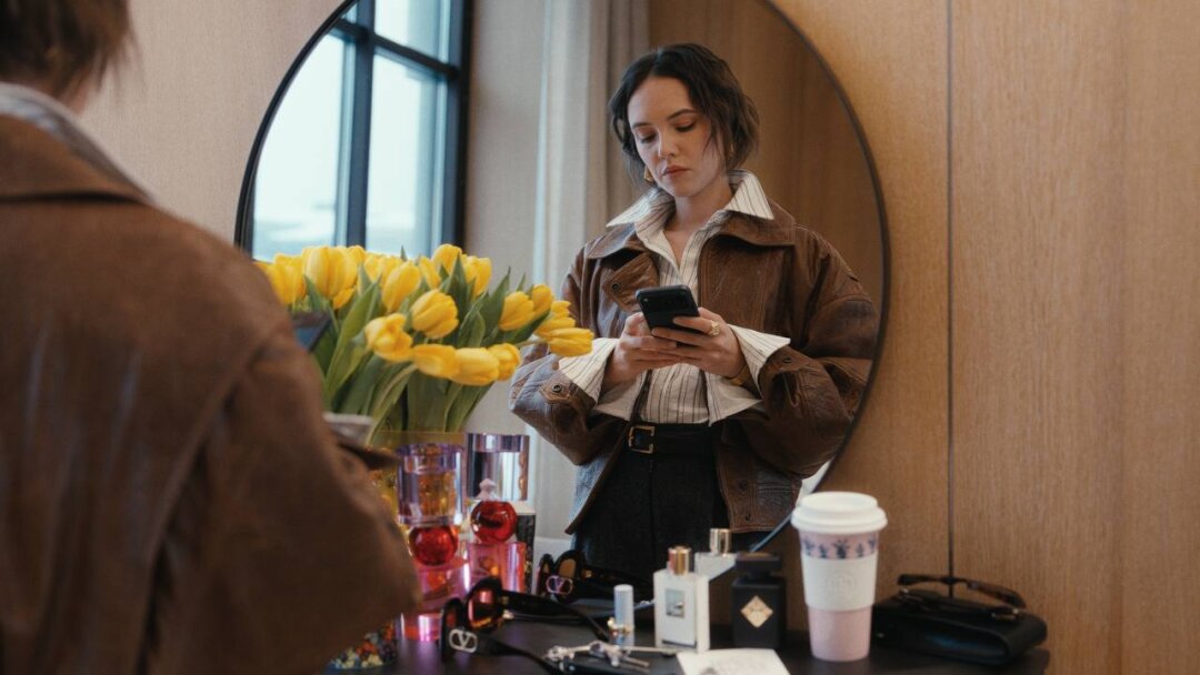 Хайлайт лука Стаси Милославской для безупречного позирования во front row фэшн-шоу — кожаный бомер SAINT LAURENT и очки VALENTINO. Актриса собирается