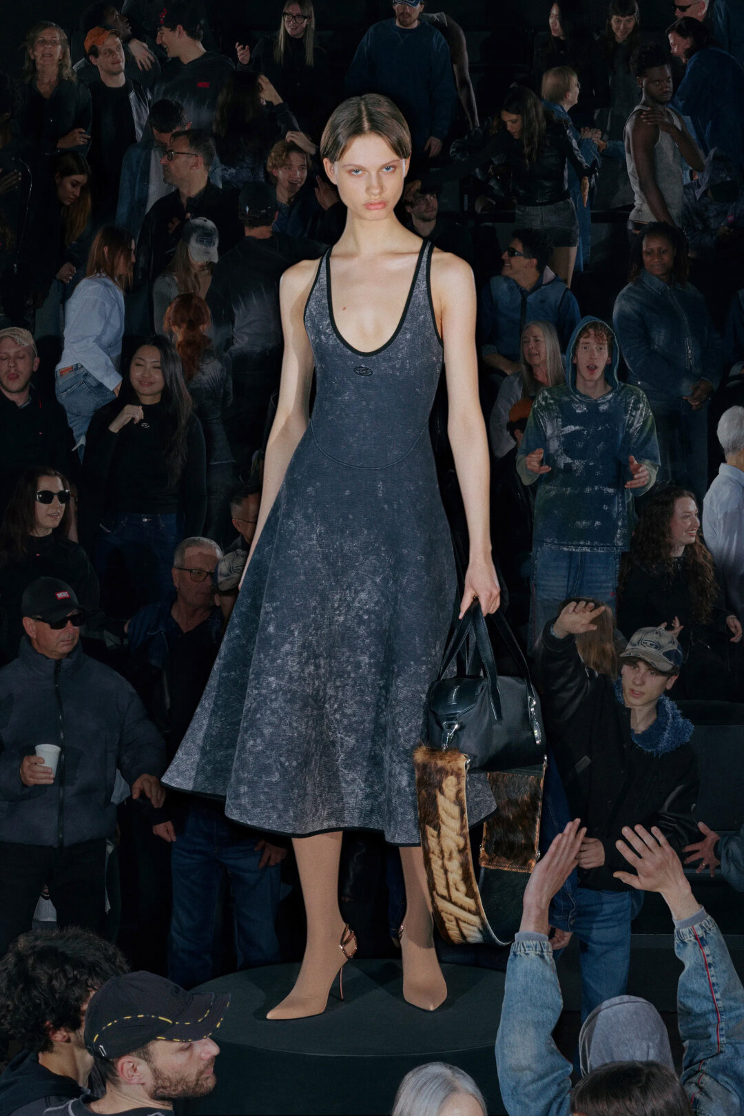 Спортшик-платье Diesel из псевдоденима, Кенгуру, 45 000 руб.