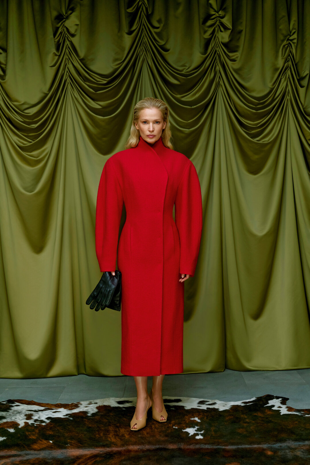 Маст-хэв Autentiments в новом сезоне — алое power-curve-пальто с покатыми плечами (фэшн-оммаж героиням немецкой арт-иконы дадаизма Ханны Хёх)