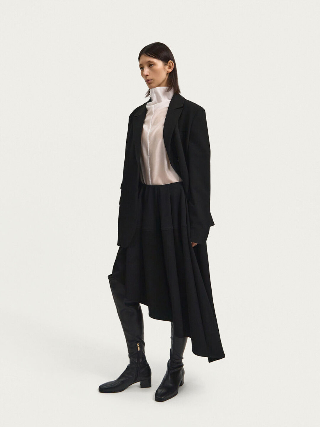 Весенний тотал-лук Gate31: носим асимметричную юбку с узкими кожаными сапогами (хит от Miu Miu!)