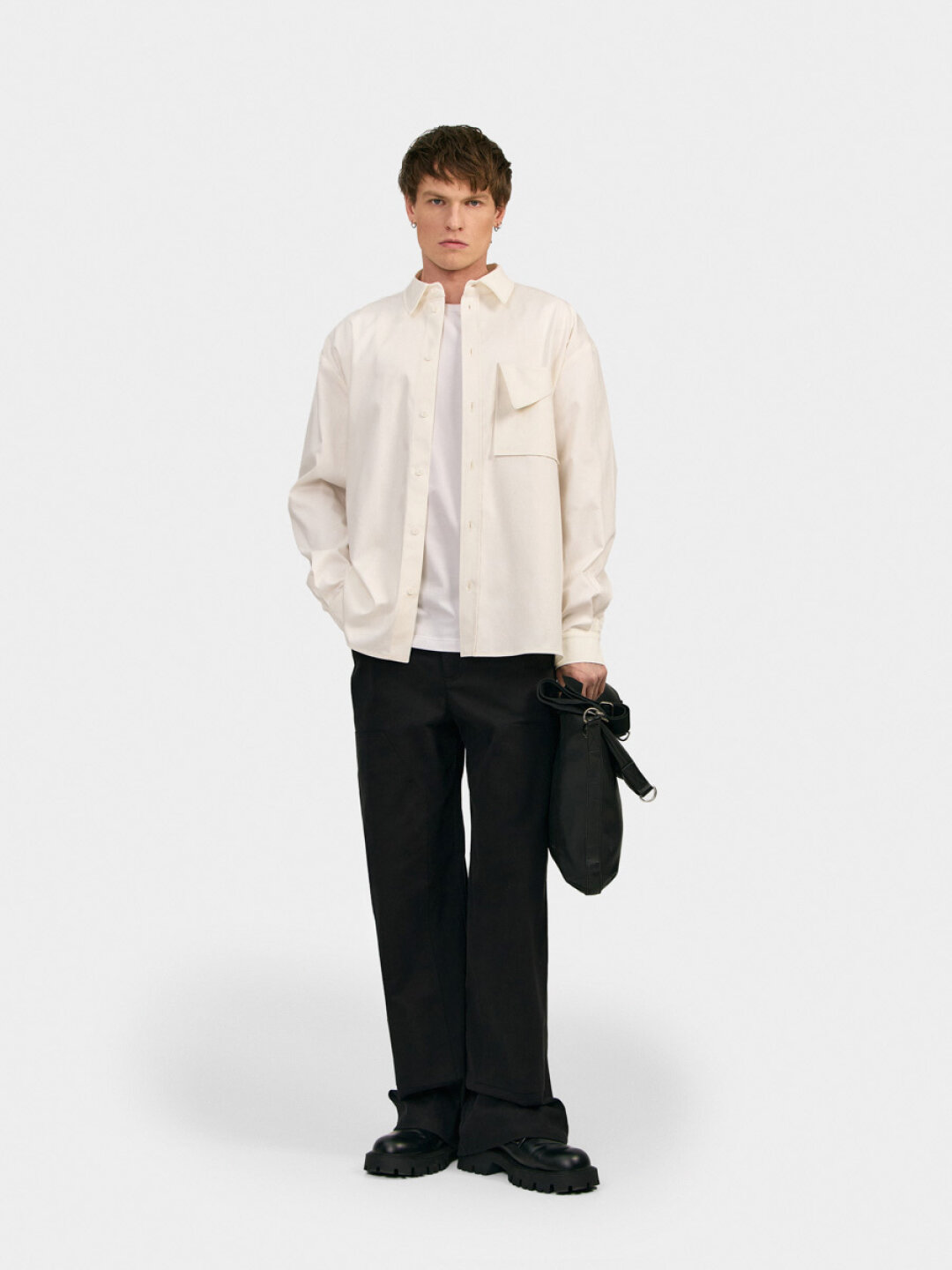 Весенний тотал-лук Gate31: носим белую футболку — с молочной курткой-рубашкой (да!)