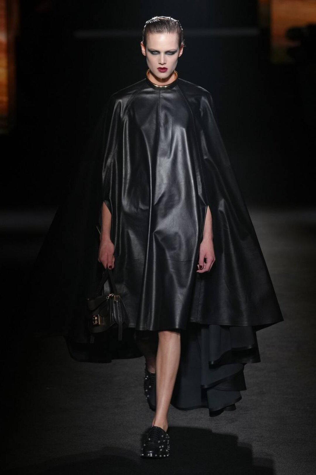 ...и кожаных дакр-платьев (держится на шее за счет золотистого чокера!)