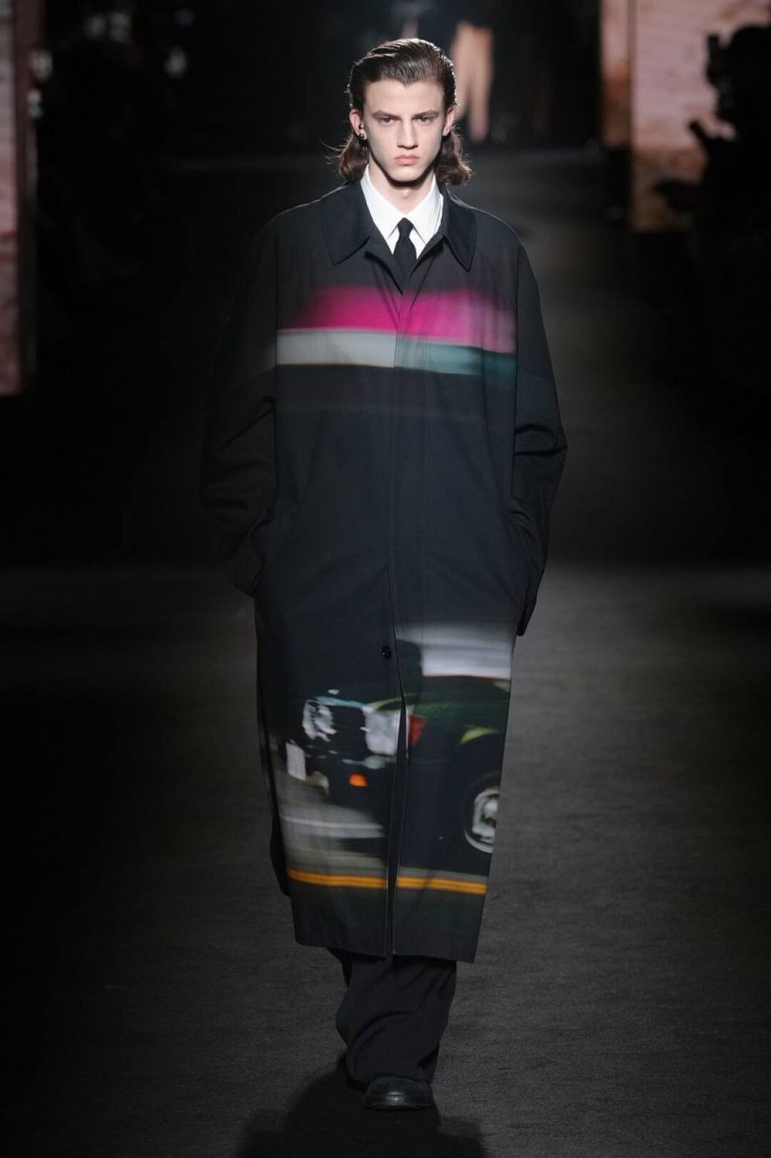 Одежда с арт-принтами — мастхэв следующего сезона (заверено юбками Prada, платьями Acne Studios и плащом Dries Van Noten!)