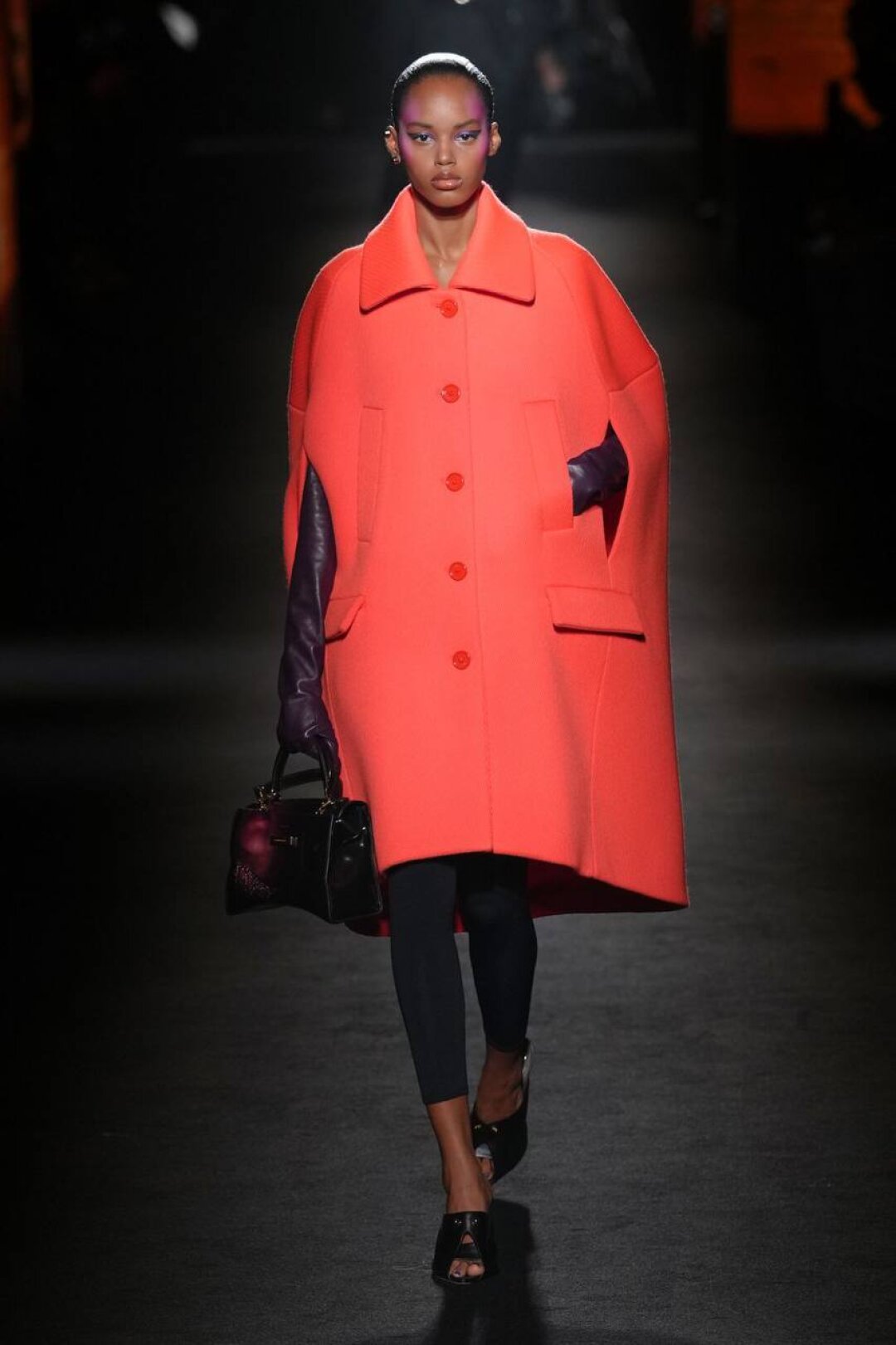 Кейпы повсюду, в том числе на подиуме Balenciaga в виде неоновых пальто