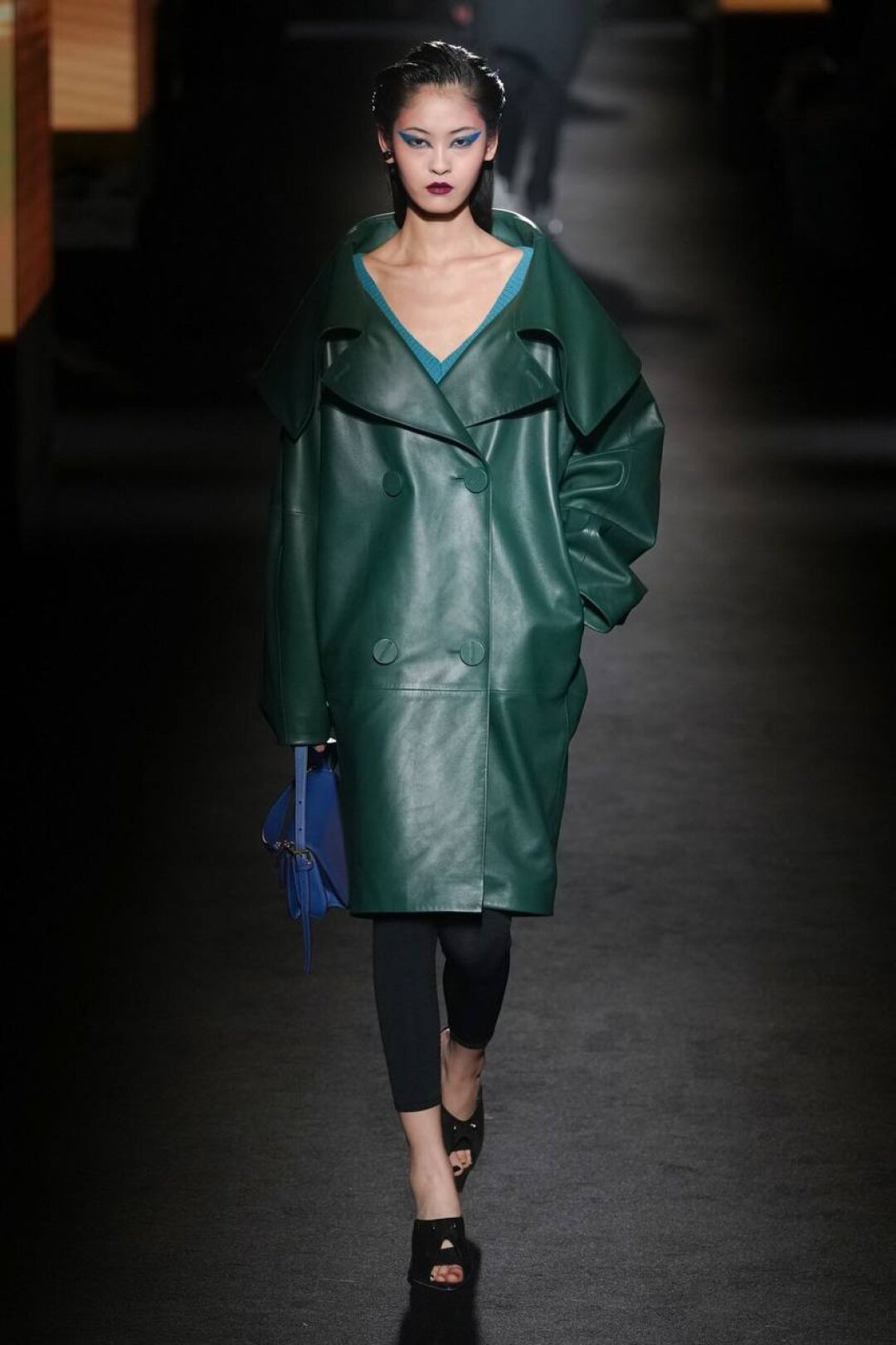 Отказываемся от круглых горловин в пользу V-образного выреза