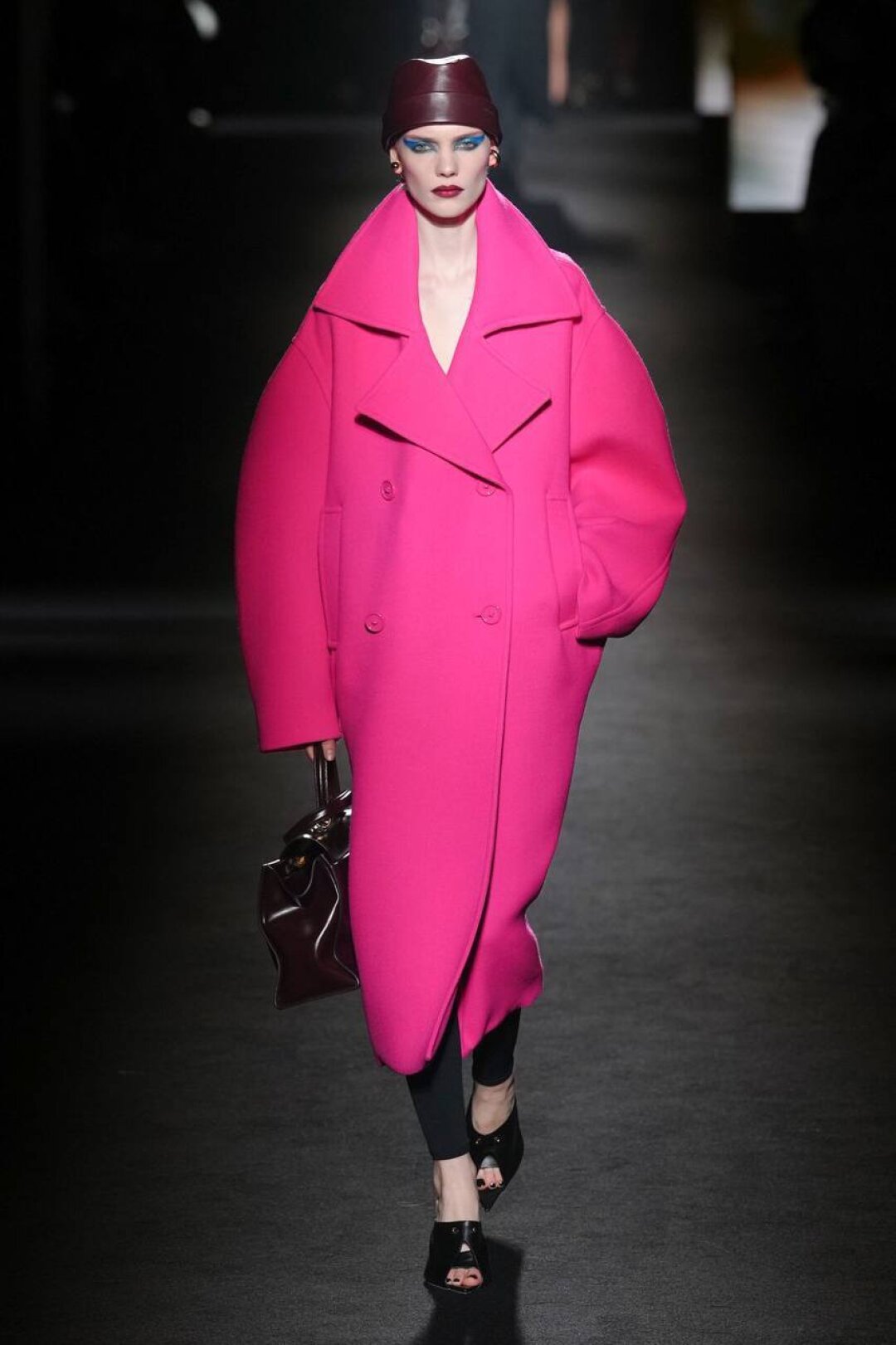 Это комбо: фуксиевое пальто-кокон и шапка-пирожок из бургунди-кожи