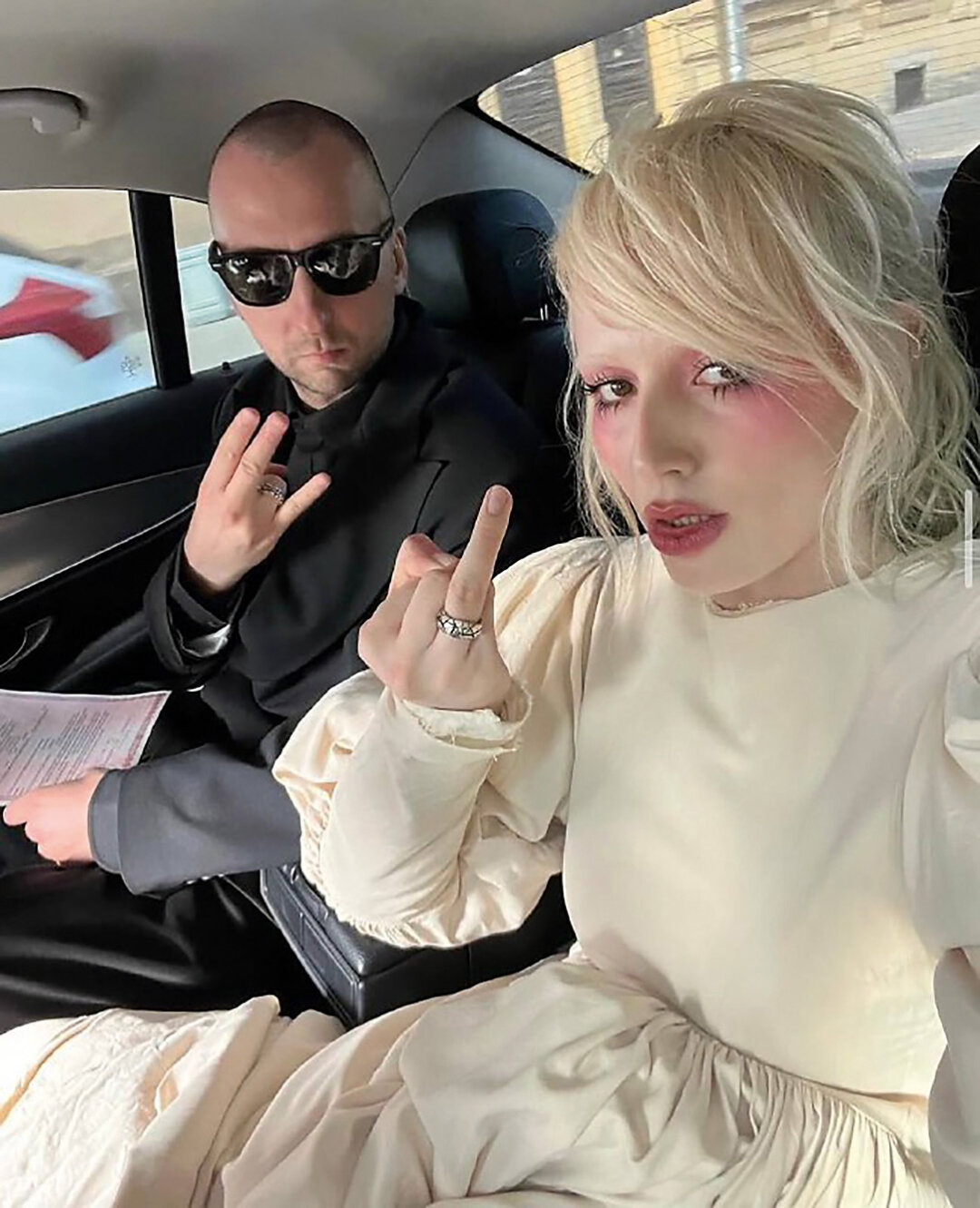 Дарк-стилист Вика Салават с мужем Александром Васильевым в обручальных кольцах Ossa